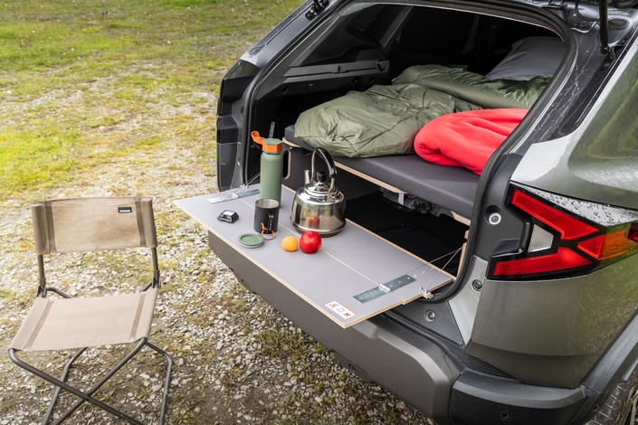 Une fois ouvert, le coffre sert de table, limité à 15 kg seulement.