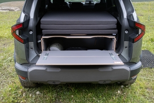 Avec le Pack Sleep, on peut désormais dormir dans son Dacia Duster, la preuve