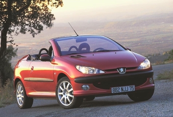 Avec son toit rigide escamotable, la 206 CC a contribué à démocratiser le concept du coupé-cabriolet.