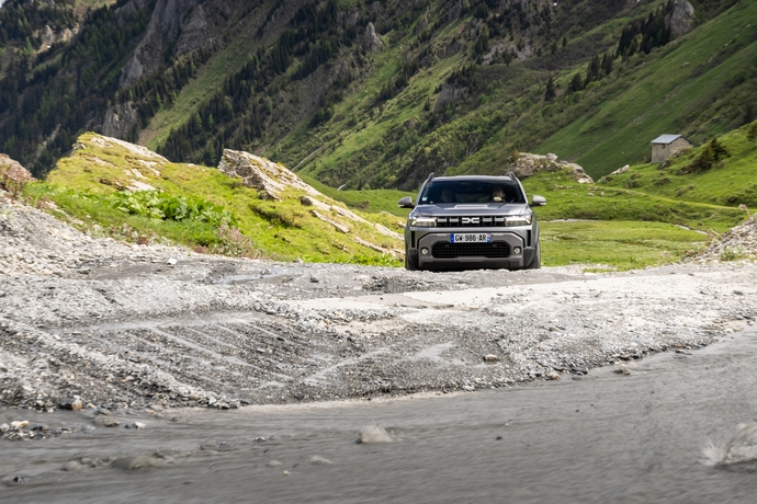 Un Dacia Duster dans un lieu presque idéal pour passer la nuit.